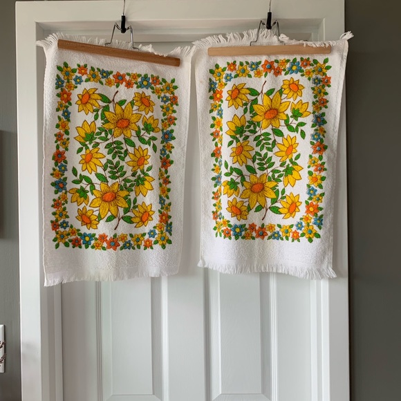 Vintage Other - Vintage 1960s mod floral kitchen towel trio 1249